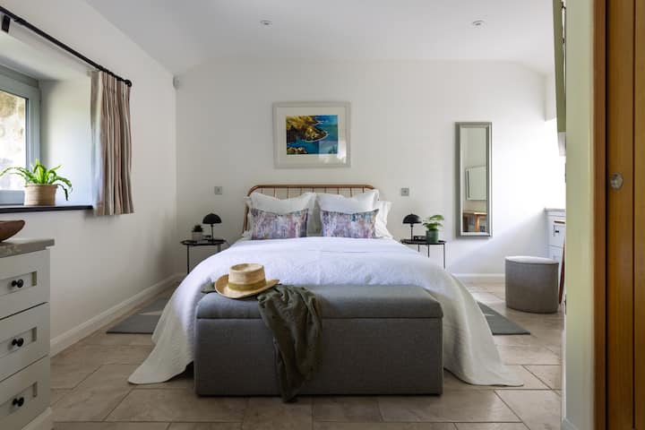 You’ll sleep like a dream on the properly sprung mattress on the king size bed, swathed in White Company cotton bed linen and with hollow-fibre, latex or feather pillows