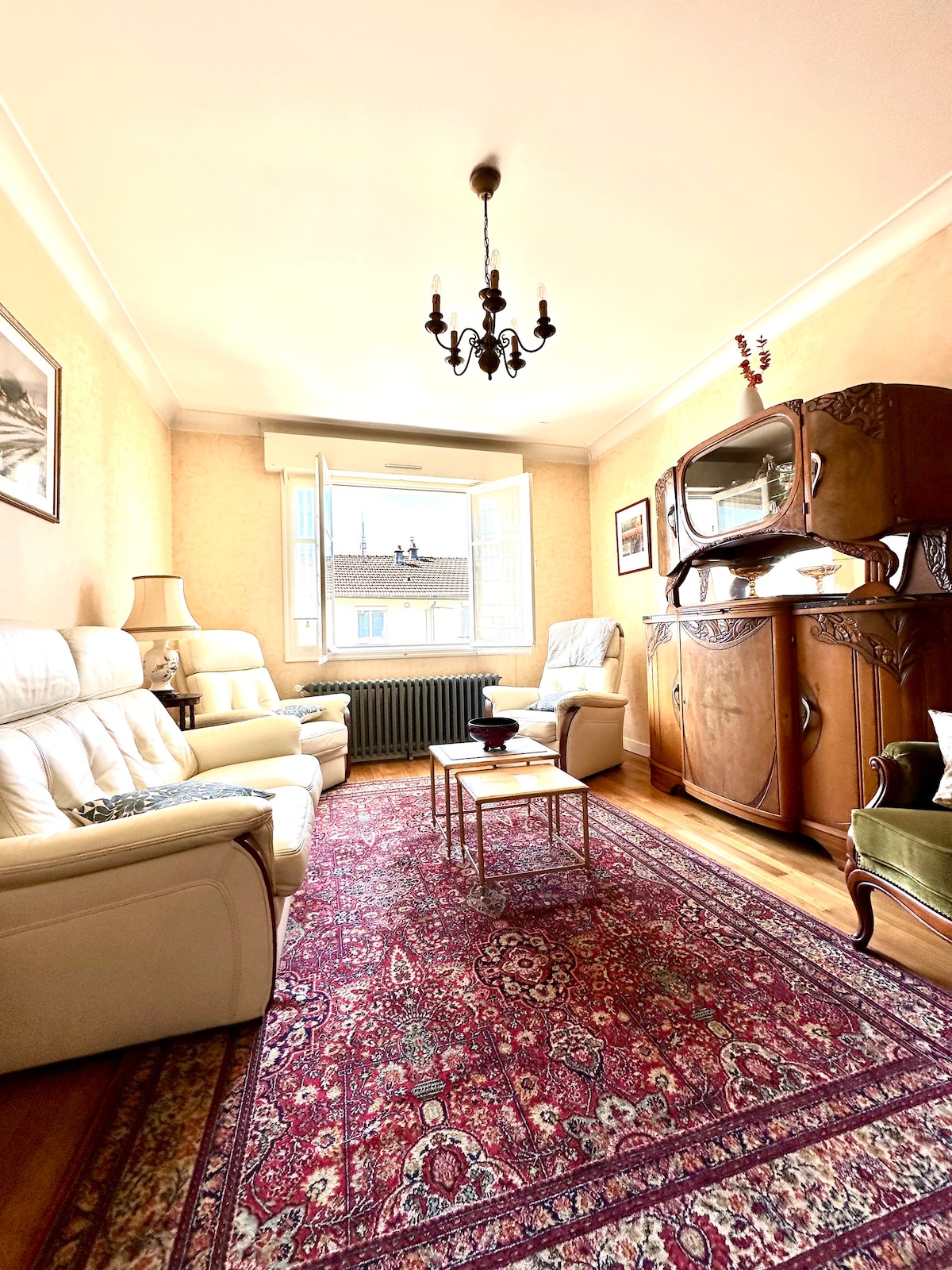 Top Airbnb: Townhouse with garden near downtown. a Limoges