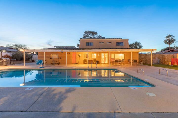 Spacious Oasis w Huge Pool & Pool Table! gallery image 2