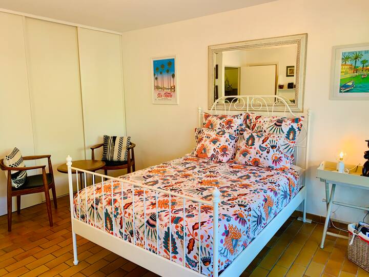A large living room, comfortable bed, plenty of storage, bath linens provided. Bed made on arrival. Extra bed sheets and duvet. Comfort and supplies classified 3** * by the Tourist Office.