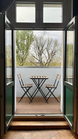 Great Bright Central Place Piano, Cinema & Balcony gallery image 5