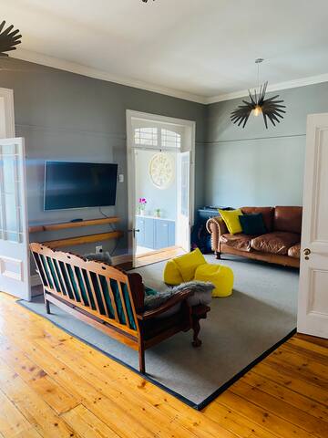 Green Point Townhouse | Walk to the Waterfront! gallery image 3