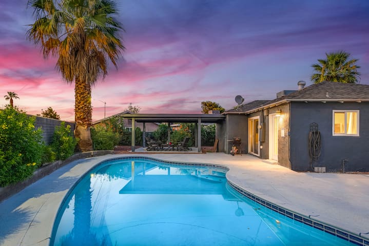 Fresh backyard update! Close to Strip & licensed