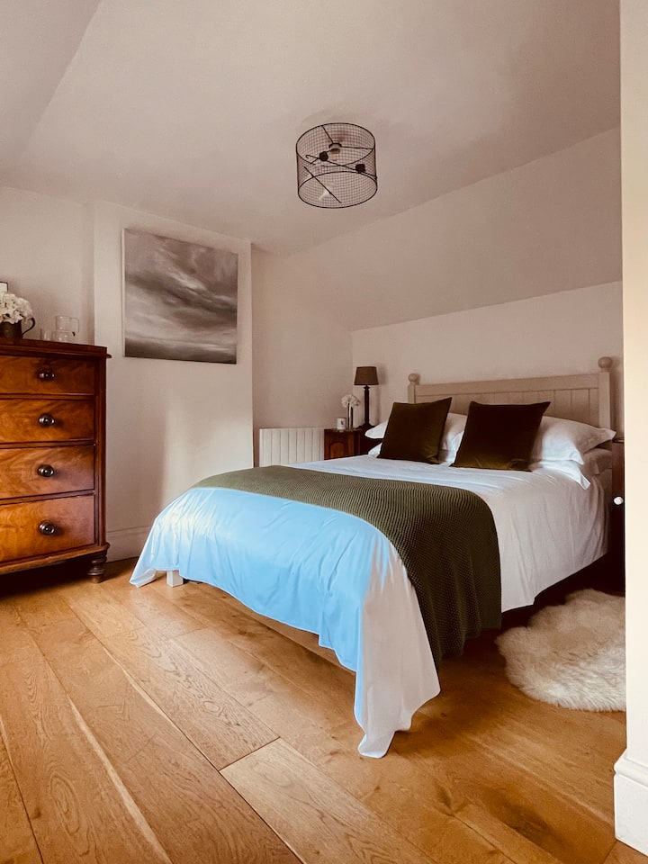 חדר האירוח הכפול הצמוד.