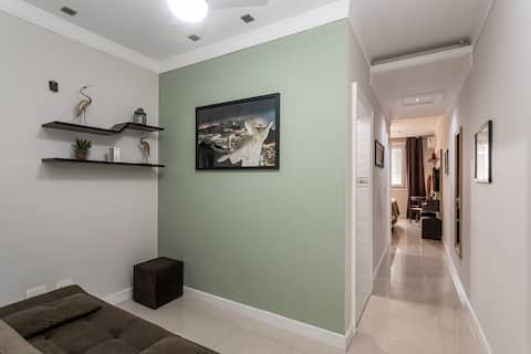 Popular Airbnb listing: Close to the beach, subway, bars and restaurants. in Copacabana