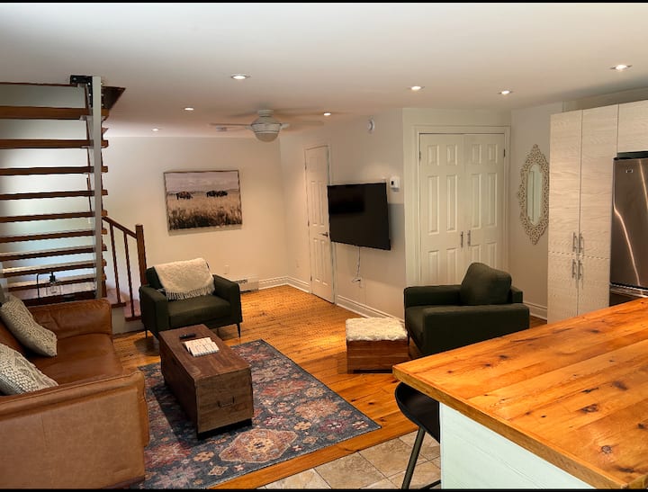 Une cuisine et un salon confortables et ouverts avec une télévision intelligente pour regarder vos applications préférées.