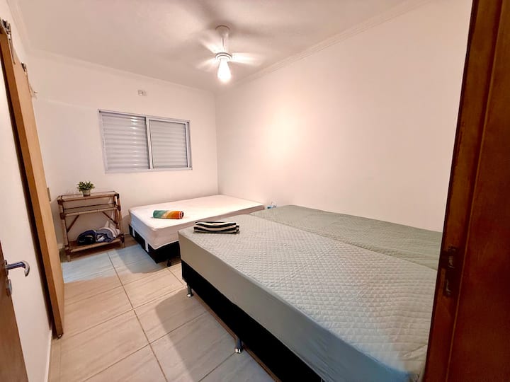 Suite 2
Cama de casal 
Cama de solteiro 
Cama solteiro 
Armário 
Ventilador teto