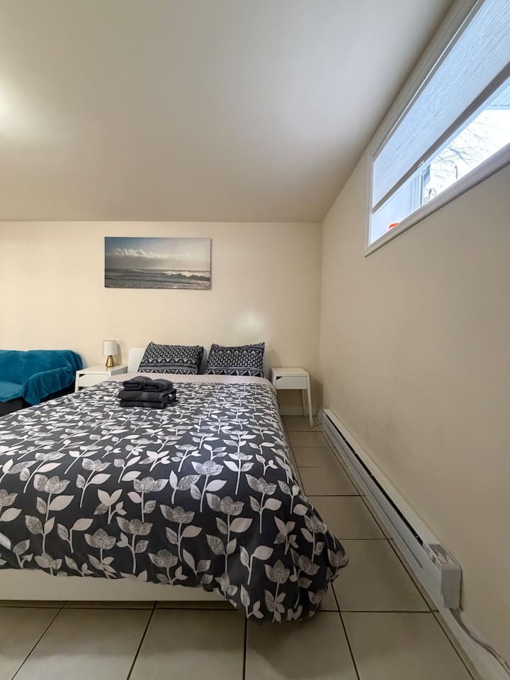 საძინებელი 1
Საწოლი ორადგილიანი კუთხით 
Გამათბობელი 