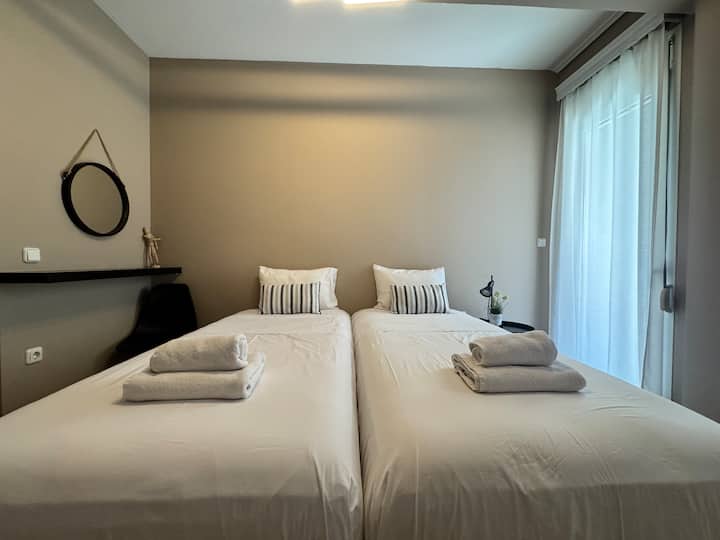 Chumba hiki cha kulala kinafikika tu kwa ajili ya kuweka nafasi kwa zaidi ya watu 2

Chumba hiki kinafikika kwa nafasi zilizowekwa za zaidi ya watu 2.