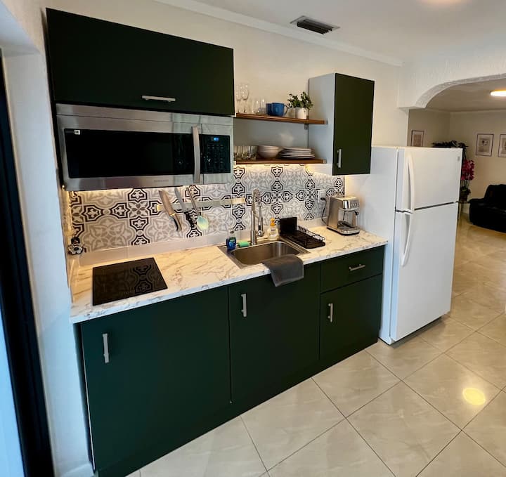 Miami. Entire Private Home - Top Level - Miami International Airport (MIA)