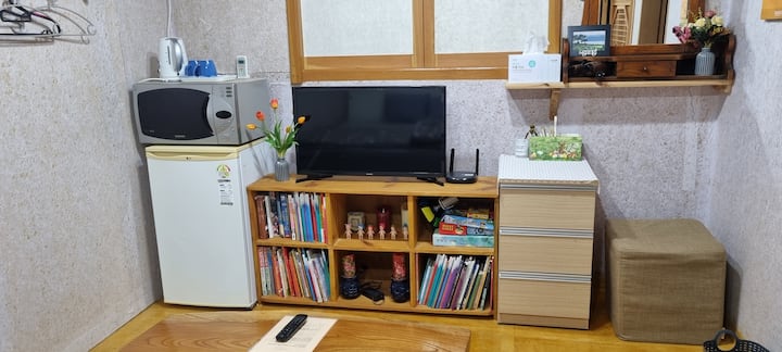 Hay un microondas y un pequeño refrigerador, por lo que puedes calentarlo fácilmente, y el pequeño refrigerador está equipado con una botella de agua del purificador de agua en la casa del anfitrión.