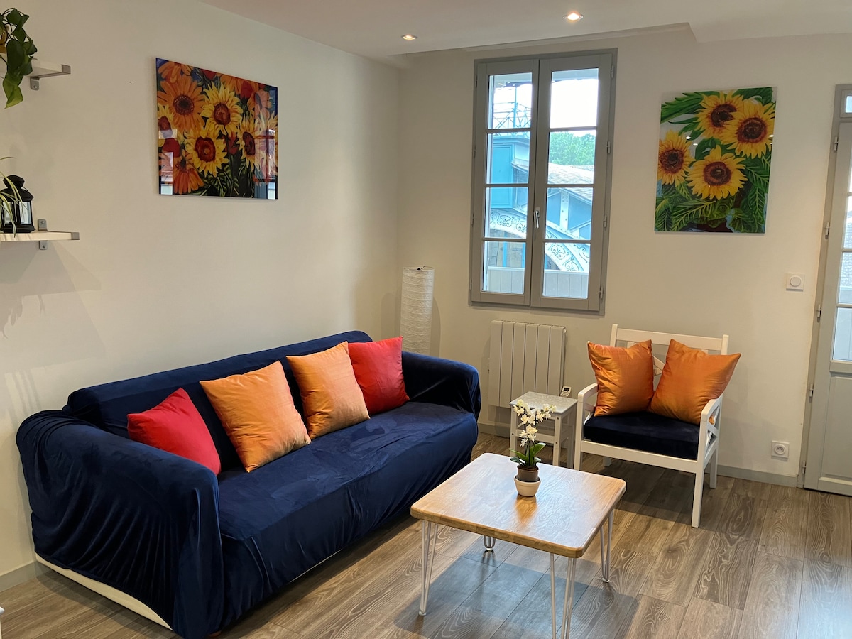 Top Airbnb: Superb apartment, hypercentral, 2 bedroom, balcony in Bagnères De Bigorre