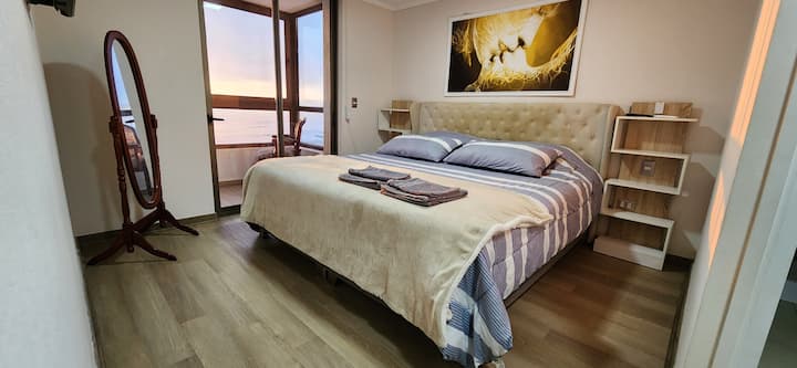 Cama súper king, pisos SPC, baño en habitación. 