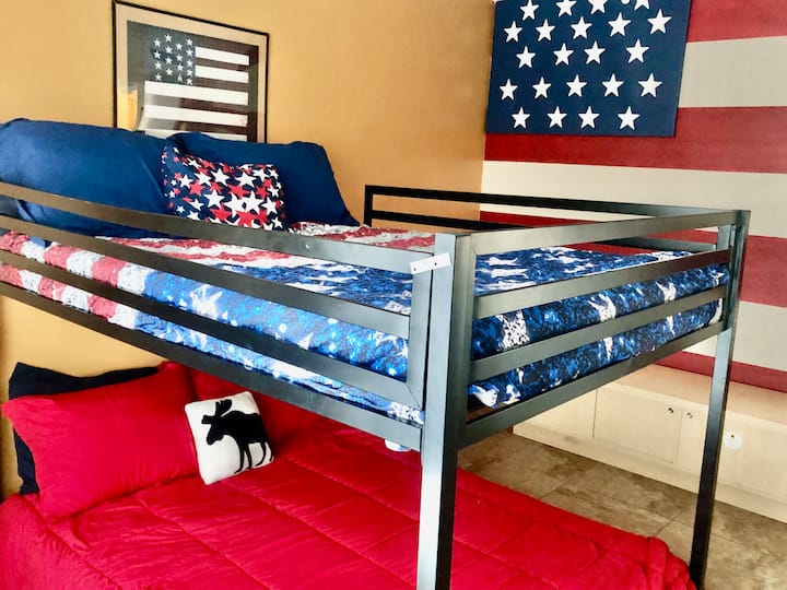 חדר הדגל - חדר אהוב בבית. עם מזרני LINENSPA נוחים ודלתות צרפתיות פרטיות לחצר האחורית.