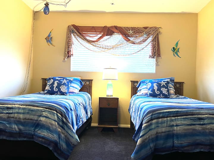 להירגע בחדר הימי.  חופשה קסומה ומהנה. מזרני LINENPSA בגודל 8 אינץ'.