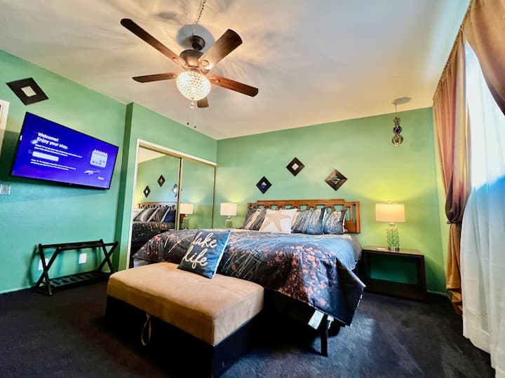 מיטת קינג סייז נוחה עם מזרן HELIX עטור פרסים.  