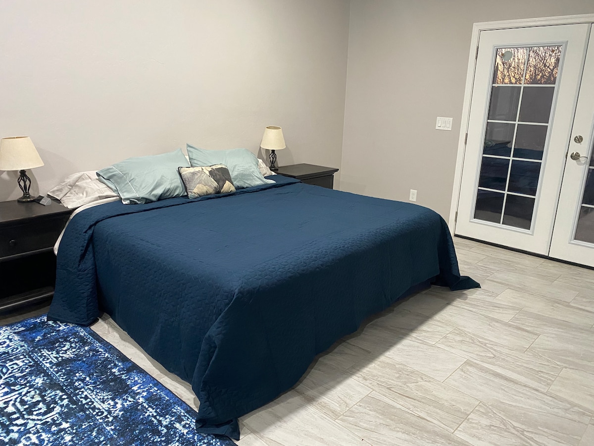 เตียงคิงไซส์ข้างประตูฝรั่งเศสพร้อมโต๊ะข้างเตียง 2 ตัว