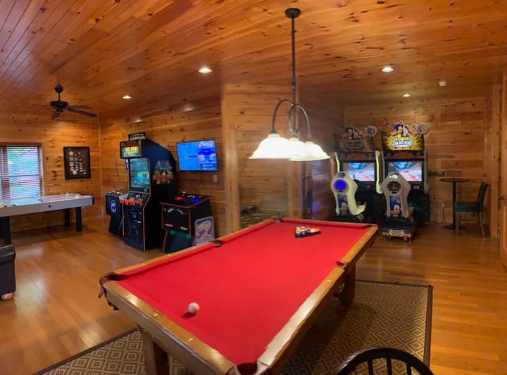 Free Tickets Great Arcade Updated Theater Hot Tub - Tennessee