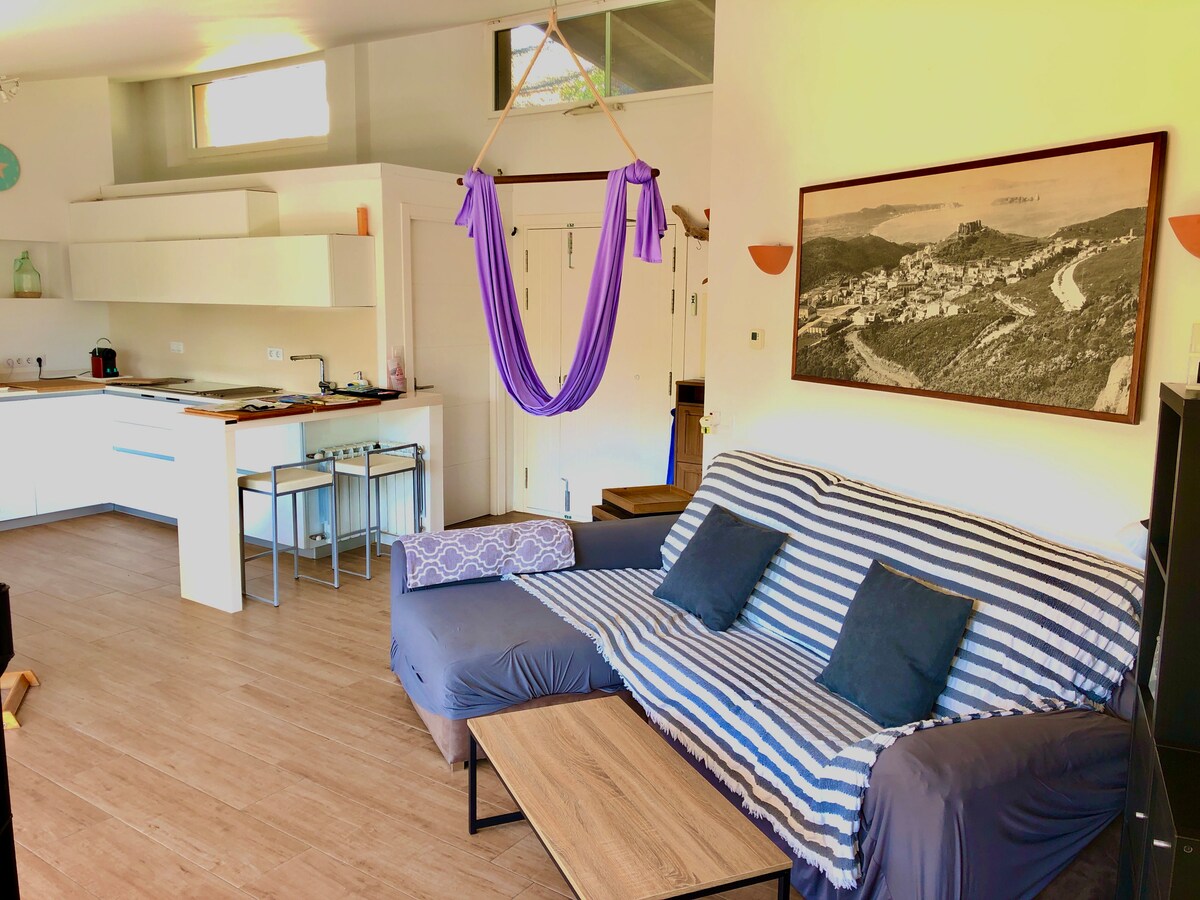 Anuncio de Airbnb popular: Lovely apartment with swiming pool in Begur town en Begur