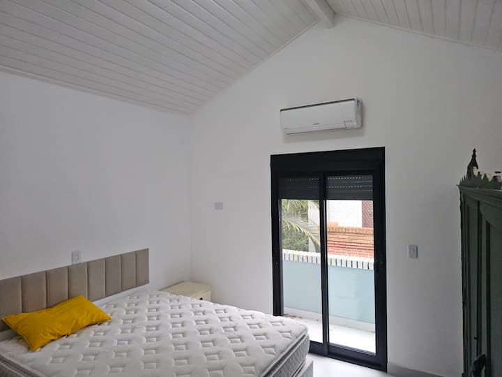 Suites principales con cama tamaño queen, balcón y aire acondicionado