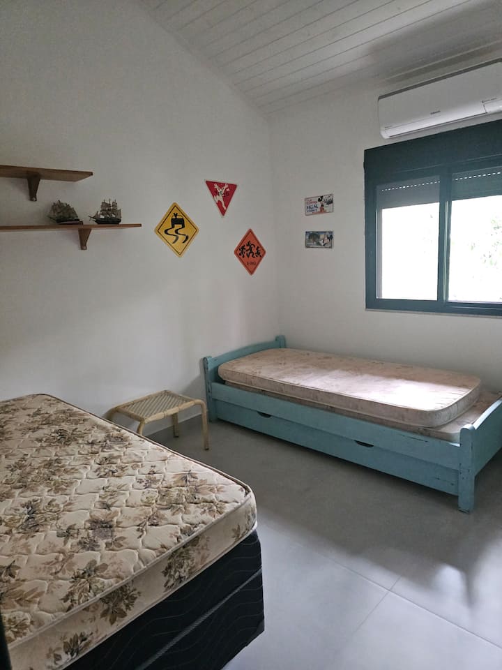 Suite con aire acondicionado, cama doble y cama con trastero.