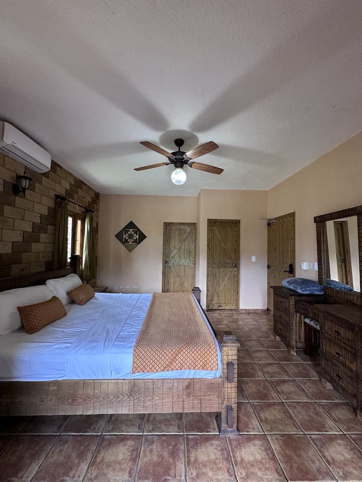 1 King bed, Air conditioning, Bed linens, Hangers, Iron, Mountain View, Private Bathroom, Extra pillows and Blankets, Clothing Storage, WIFI