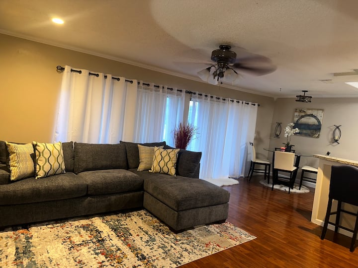 Centrally Located Townhome Near Hardrock - Miramar, FL