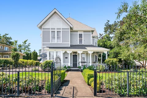 Historic Silverton Home - 5 Bedroom all with bath