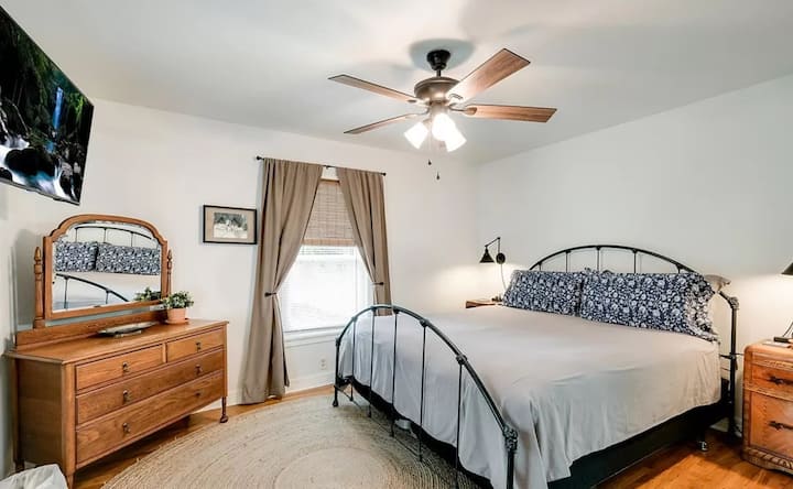 Kitanda aina ya Master Bedroom King