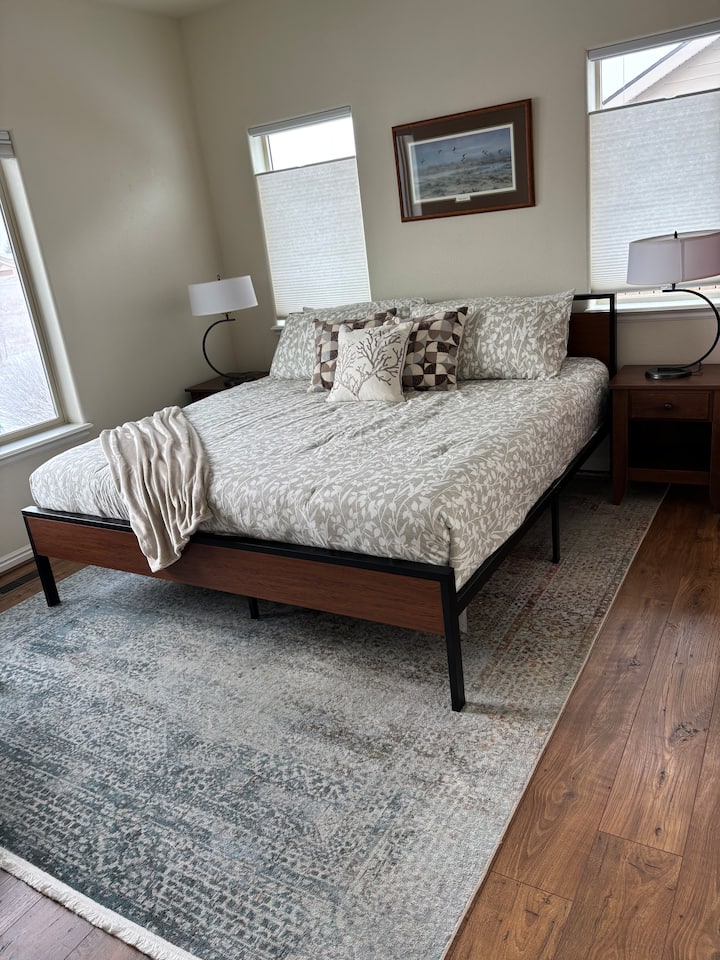 Cette suite principale dispose d'un nouveau matelas Leisure Time de taille king, de lampes avec des prises USB C + A, d'endroits pour accrocher vos vêtements et d'une télévision intelligente de 45 pouces.