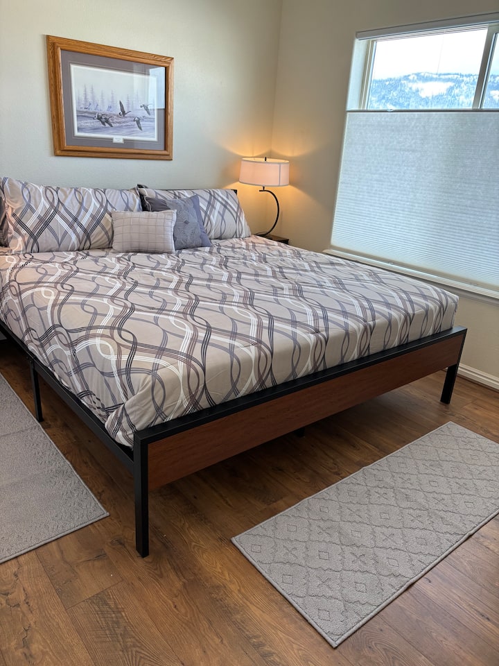 Cette chambre dispose d'un nouveau matelas King Size Leisure Time, de tables de chevet avec plugins USB C + A et d'une vue magnifique sur les montagnes.