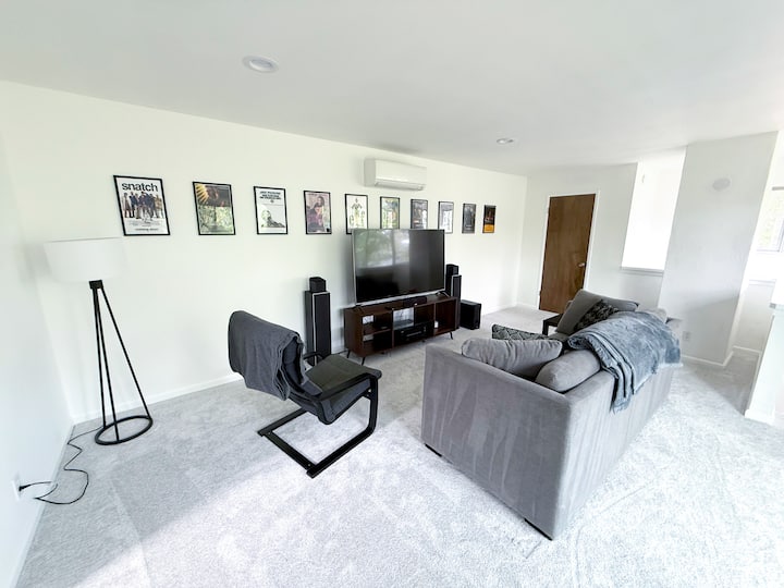 Upstairs Movie room with full bath, mini bar and surround sound system. It also has a pull pull-out bed. New carpets 4/2026. Relax and enjoy your favorite series or a new/classic film.