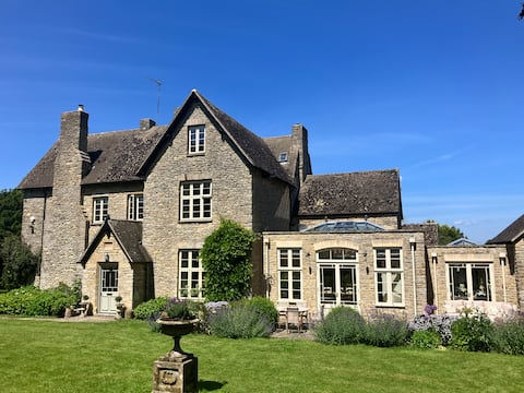 Helmdon House - pool & tennis court, 7 bedrooms