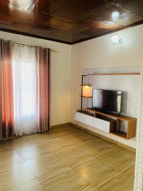 Large chic apartment ( 3 bedrooms) with beautiful view