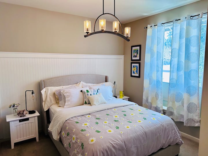 Spálňa č.2:   manželská posteľ. Prirodzené svetlo a útulná izba s teplými tónmi.  Posteľná bielizeň s vysokým počtom vlákien  Biela korálková doska vedie po stene, ktorá je čerstvo natretá.   Svetlá na čítanie a nabíjacie stanice na nočných stolíkoch. Skriňa a zrkadlo.