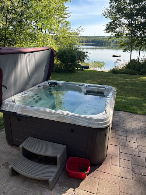 Private Lake Front | Hot Tub | Fire Pit | BBQ