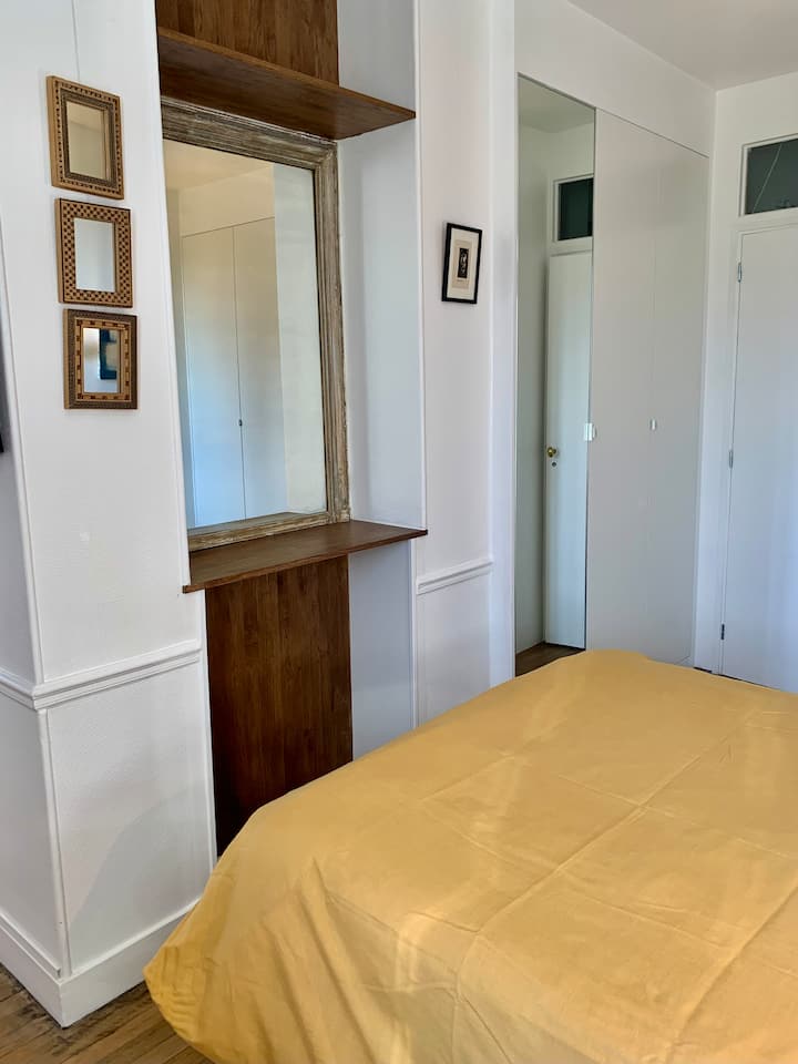 חדר השינה עם מיטה זוגית בגודל 140 ס"מ, ארונות ומדפי אחסון 
Instagram:
@fbertin_atelier
