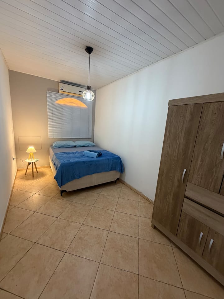 舒适的卧室，配有双人床、空调和舒适的休息环境