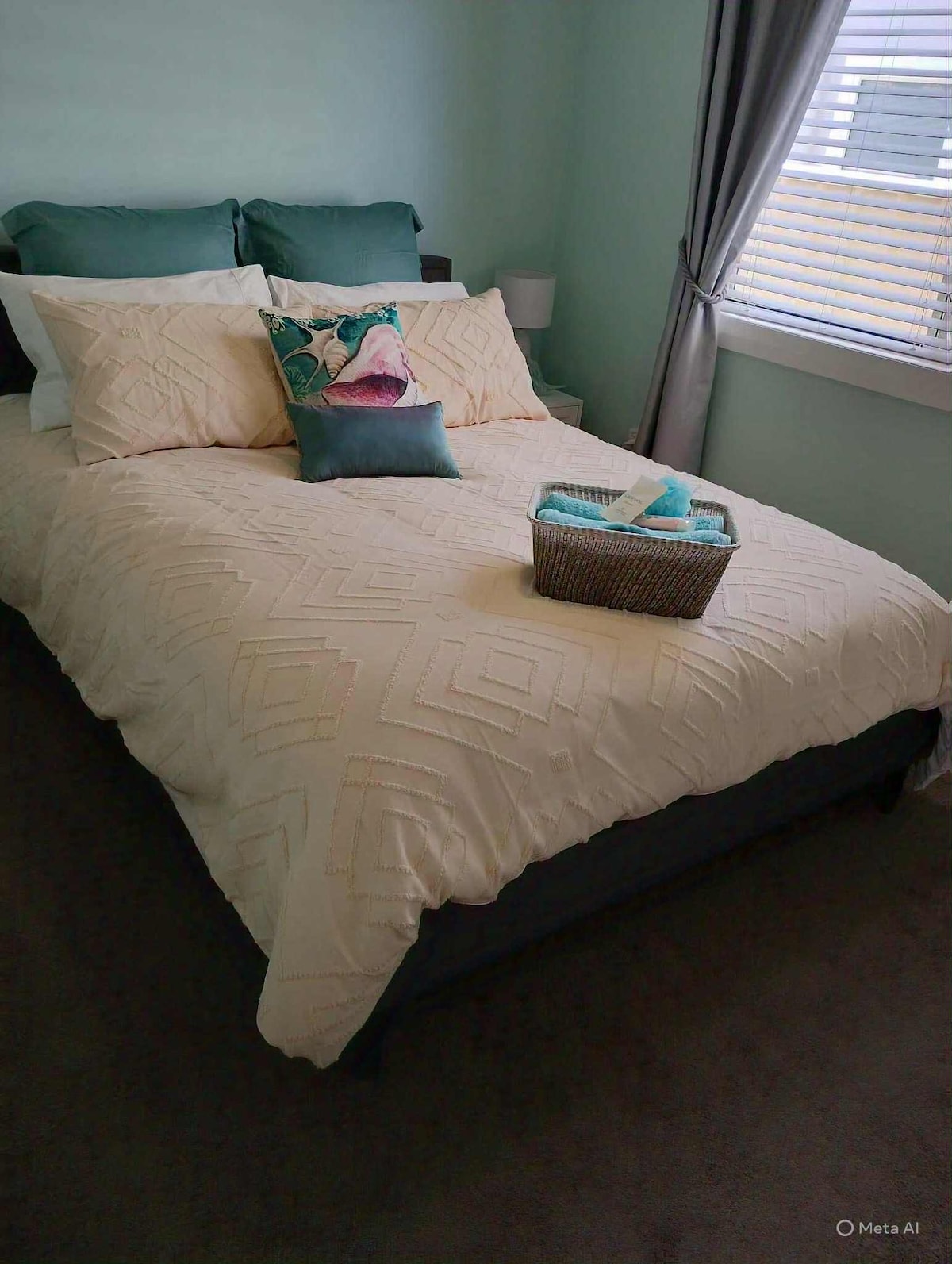 Dormitorio principal con televisor inteligente y armario empotrado.