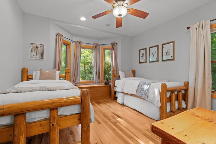 Three comfortable twin beds, including a convenient pull out trundle, perfect for family and friends to relax after a day of mountain adventures. ️✨