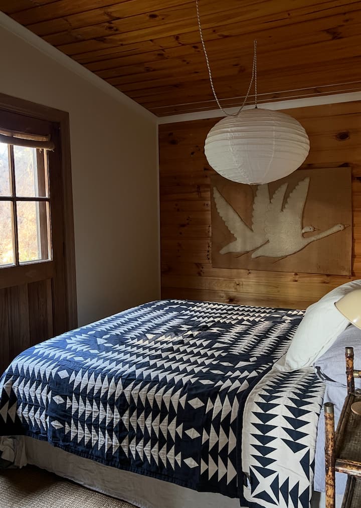 Queen bed, natural bedding - latex and wool pillows, wool duvet. French doors. Forest view.