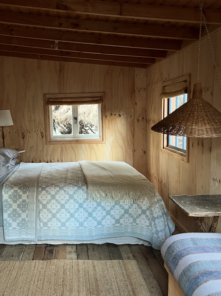 Queen bed, Natural bedding: latex and wool pillows, wool duvet. Cotton/linen bedhead. Additional daybed.