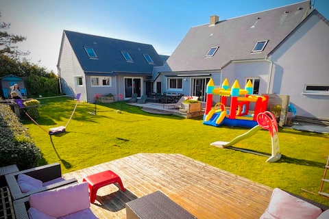 Charming villa, 40 m from the beach, 2 to 16 people
