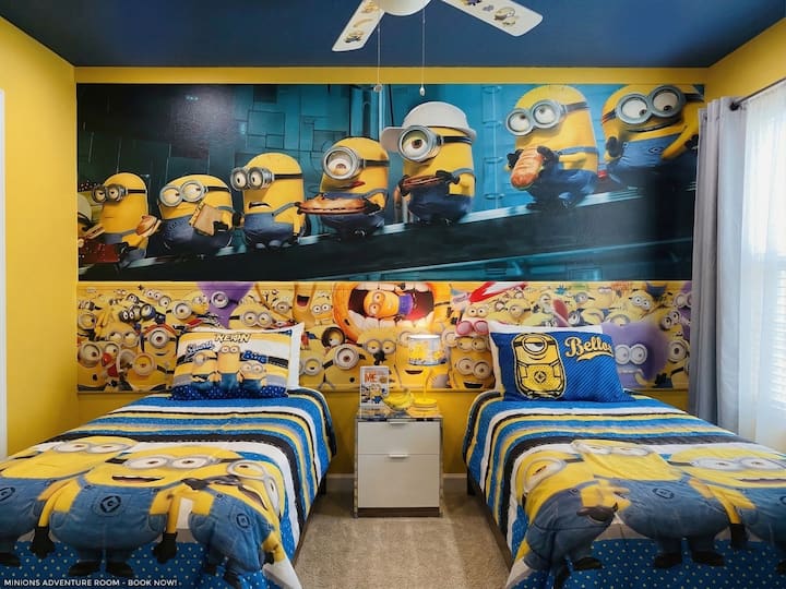 ¡Te damos la bienvenida a la mejor sala de aventuras de los Minions! Ubicada en el piso superior, esta vibrante habitación con baño privado cuenta con dos cómodas camas individuales y un enorme mural de alta definición que dejará a los niños absolutamente asombrados.