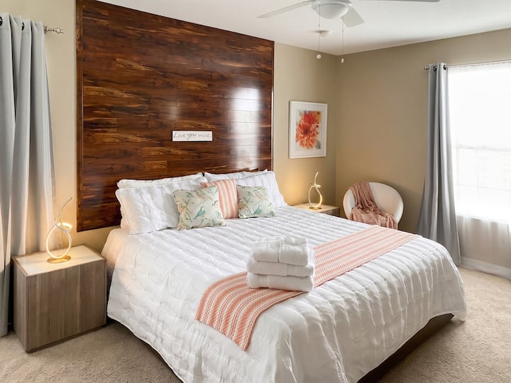 Relájate en nuestra cómoda habitación King del piso superior. Esta tranquila suite ofrece un espacio de trabajo dedicado y la privacidad adicional de un baño privado completo.