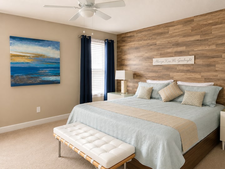 Disfruta de la elegancia moderna en nuestra suite Primary del piso superior. Este tranquilo refugio cuenta con una decoración de inspiración costera y un baño privado en la habitación, diseñado para que disfrutes de una comodidad total durante tu estancia.