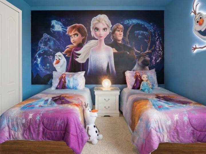 ¡Adéntrate en un paraíso invernal! Ubicada en el piso superior, esta mágica habitación con temática de Frozen cuenta con dos cómodas camas individuales y un impresionante mural de alta resolución con los personajes que hará que los niños sientan que están durmiendo en Arendelle.