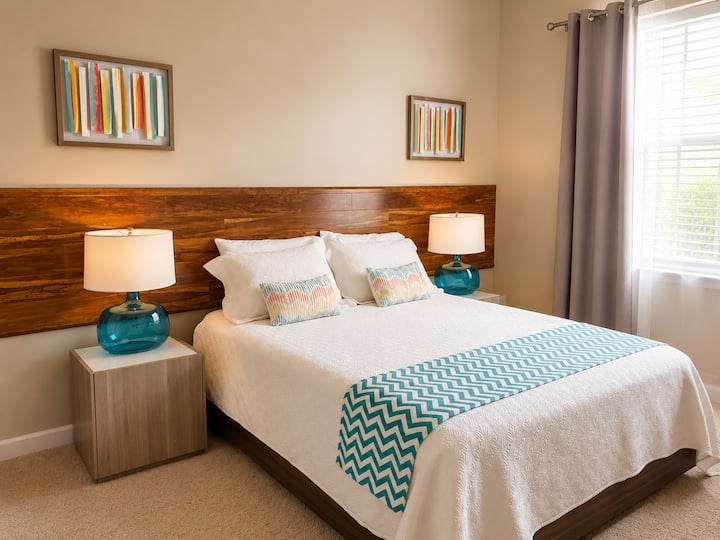 ¡Comodidad y conveniencia en el primer piso! Relájate en esta habitación accesible con cama tamaño queen, que cuenta con una decoración serena de inspiración costera y la privacidad de un baño privado, todo sin necesidad de subir escaleras.