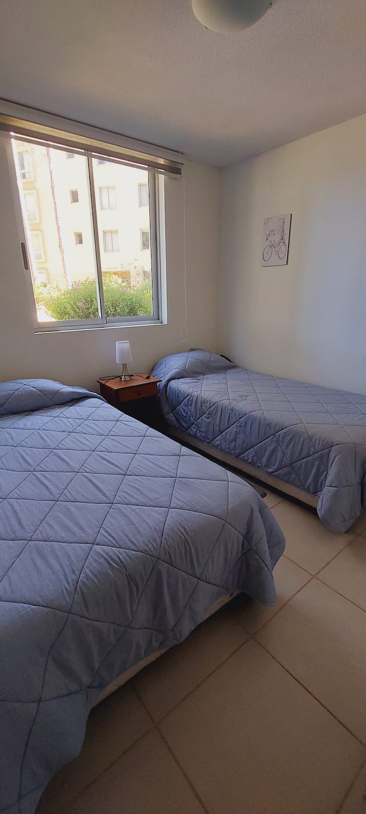 غرفة نوم مزدوجة مع أسرّة مفردة. يحتوي كل سرير على وسادة وغطاء مرتبة وبطانية وملابس دافئة خاصة به.