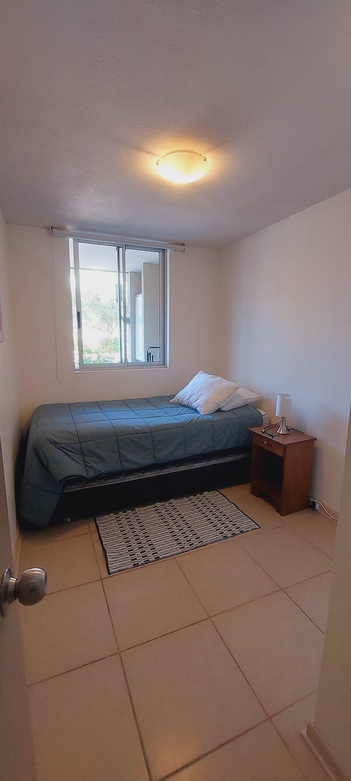 غرفة نوم بسرير مزدوج (سرير قابل للسحب) لشخصين للنوم بشكل مريح. تحتوي غرفة النوم على موقد كهربائي مدمج في الجدار يسخن كل 60 دقيقة ثم ينطفئ تلقائيًا. 